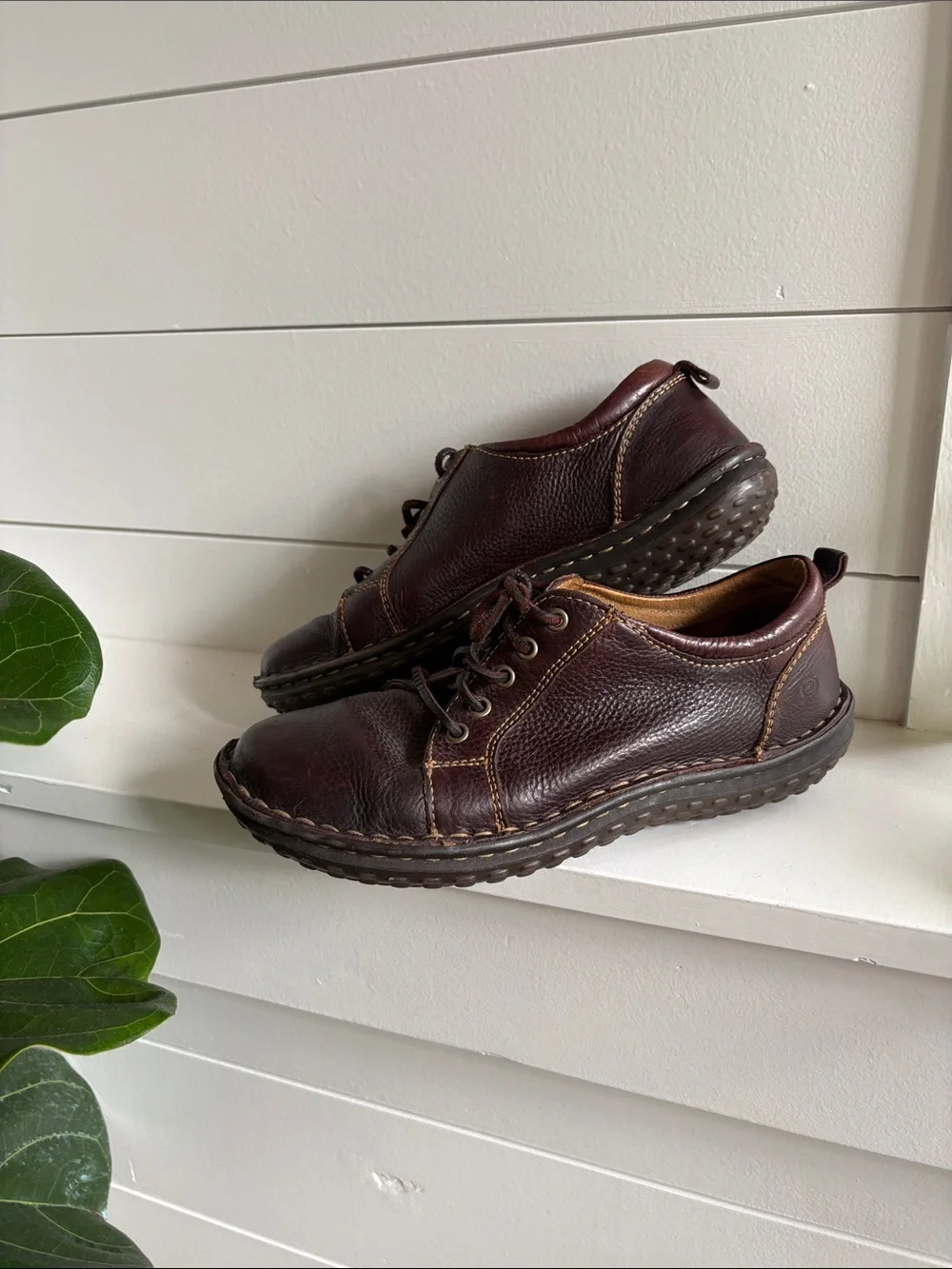 Unisex Casual Leather Lace Up Shoes.  Excellent condition.  7.5 US W